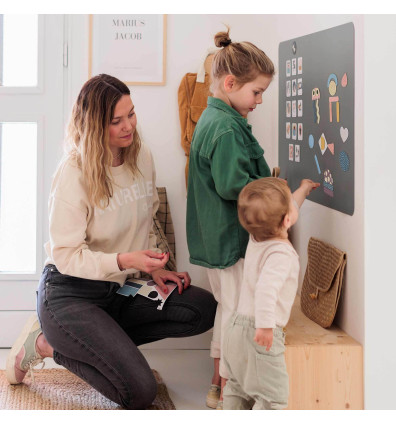 tableau magnétique vert Emeraude idéal pour créer un espace de jeu dans une chambre d'enfant