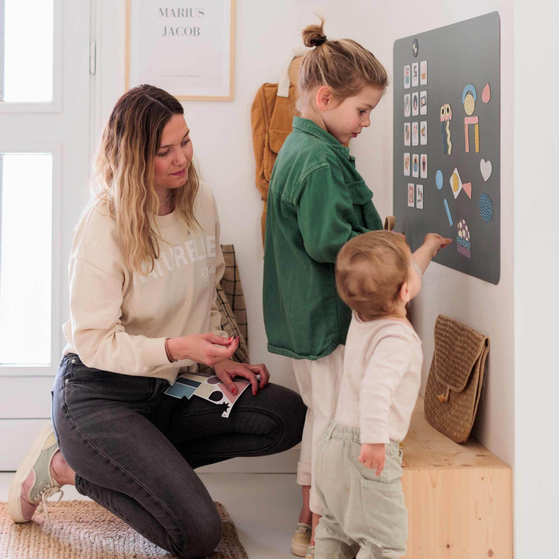 tableau magnétique vert Emeraude idéal pour créer un espace de jeu dans une chambre d'enfant