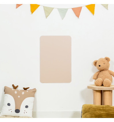 revêtement aimanté rose beige pour tableau magnétique Ferflex dans chambre d'enfant
