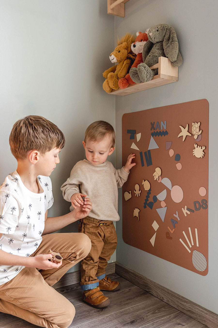 Enfants jouant avec un tableau magnétique