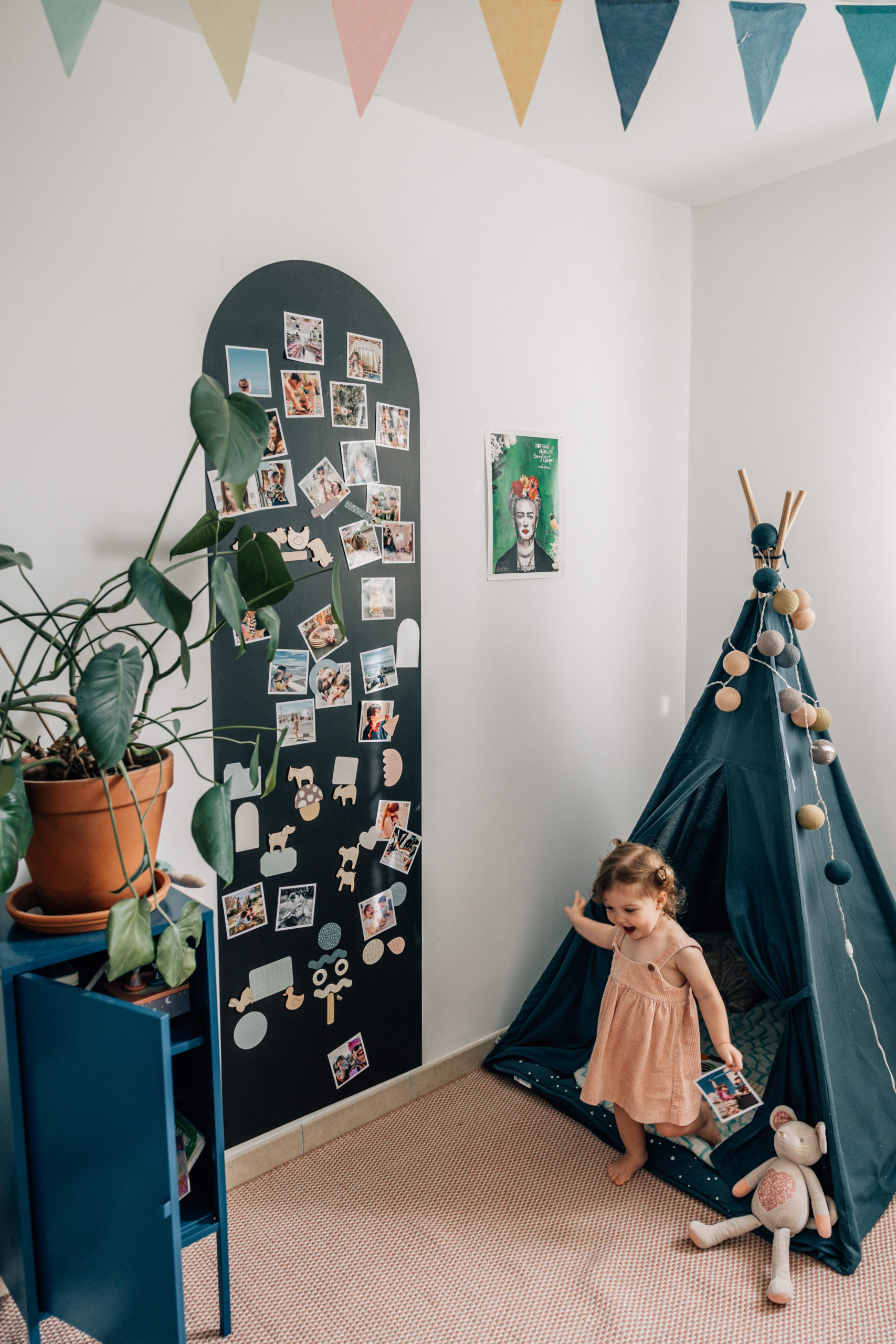 chambre d'enfant avec papier peint magnétique